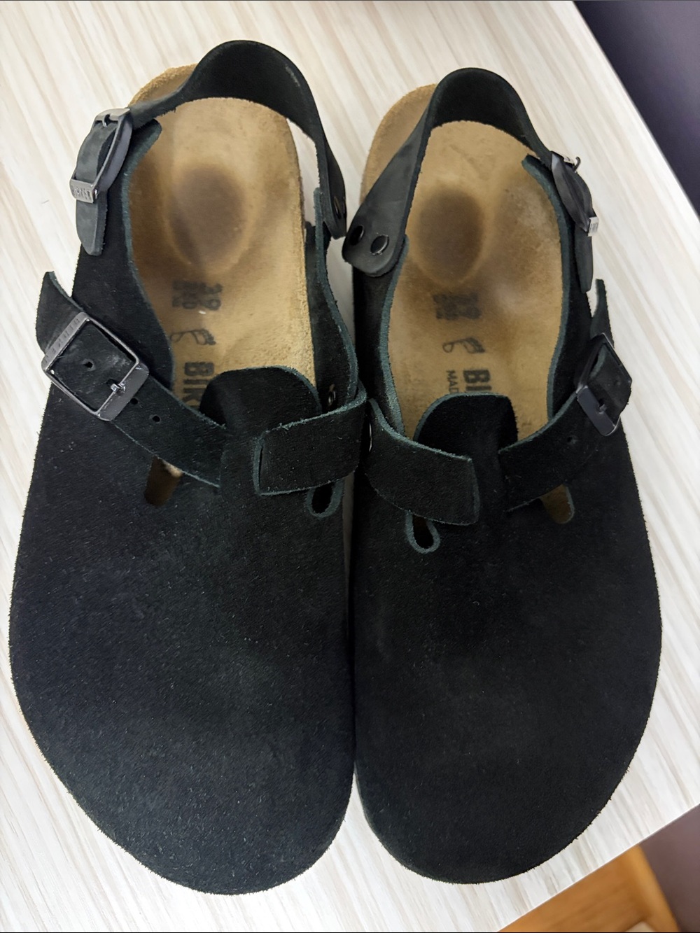 Birkenstock Black Suede Clog with Tan Footbed!! EUC!!!🖤